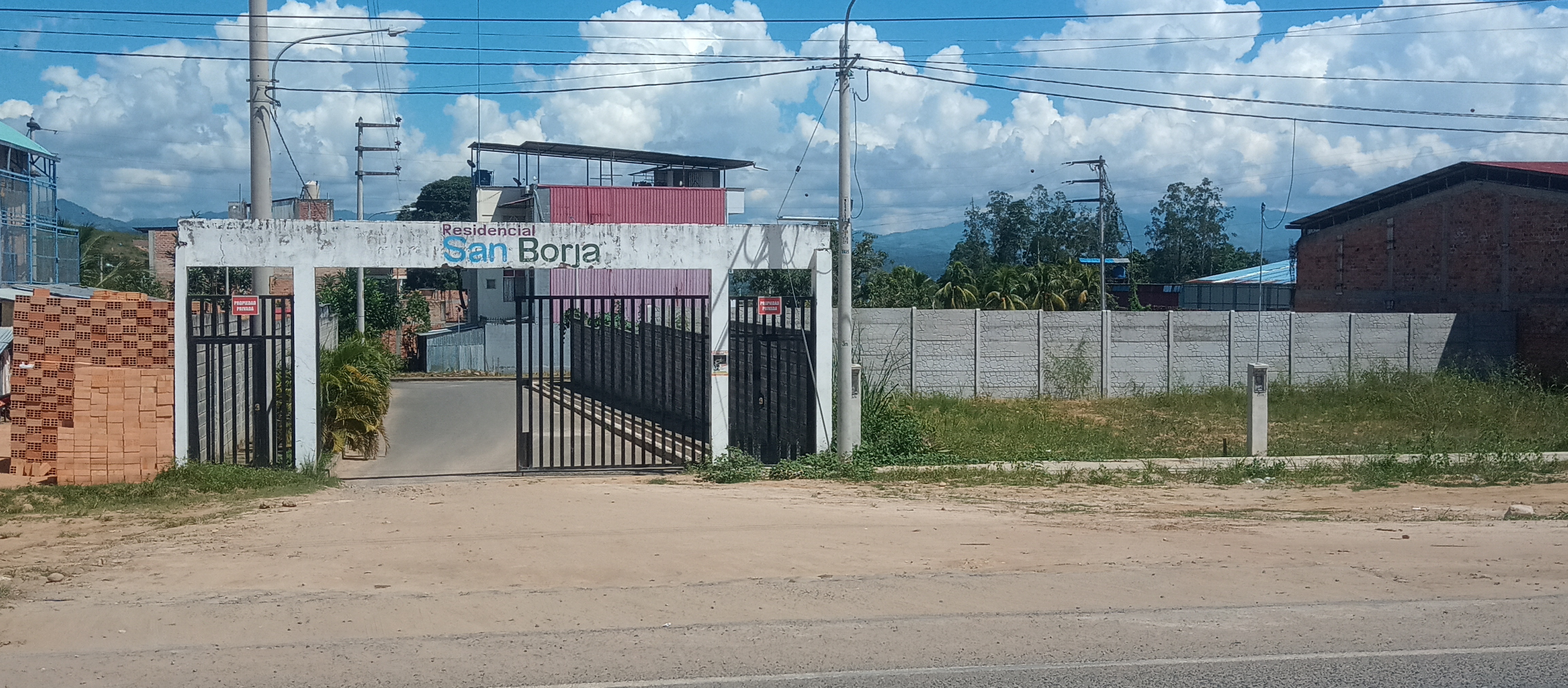 Casa familiar 1 piso en venta – 6 dormitorios + Cochera. Cerca a Aeropuerto